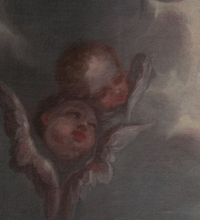 Zdjęcie nr 5: Obraz o kształcie prostokąta stojącego, malowany olejno na płótnie, W części centralnej św. Józef trzymający Jezusa. Józef ukazany w kontrapoście, w trzech czwartych, ze spuszczoną, lekko zwróconą w prawo głową, ze wzrokiem skierowanym w stronę Jezusa, którego trzyma obiema rękami. Święty przedstawiony jako dojrzały mężczyzna. Twarz z wysokim czołem, ze zmarszczkami, okolona siwymi włosami i zarostem. Józef ubrany w bogate szaty: błękitną, mocno pofałdowaną w dolnej części suknię i długi, brązowy, rozwiany, mocno fałdowany płaszcz, okrywający plecy, prawe ramię, ręce i częściowo nogi. Nagie Dzieciątko przedstawione w trzech czwartych, w pozycji leżącej, z tułowiem uniesionym ku górze, podniesionymi rękami, lekko rozłożonymi nóżkami i twarzą skierowaną w stronę Józefa. Ciało umięśnione. Twarz okrągła, pucołowata, okolona krótkimi, kręconymi, blond włosami. Delikatne rysy twarzy. Oczy duże, otwarte, mały nos, usta czerwone, róż na policzkach. Jezus spoczywa na bogatej, mocno sfałdowanej, białej chuście, ze złotym paskiem. Wokół anioły na chmurach. Po lewej stronie klęczący anioł o umięśnionym ciele, ze złożonymi rękoma i głową pochyloną w prawo. Twarz o delikatnych rysach okolona krótkimi włosami. Anioł ubrany w czerwoną, rozwianą szatę, mocno sfałdowaną, przerzuconą przez lewe ramią. Zza skrzydła widoczna twarz kolejnego anioła o szkicowo zaznaczonych rysach. Spośród chmur, na których usytuowano siedem aniołków, wyłania się otwarte niebo, będące częściowo tłem dla Józefa i Jezusa oraz frontalnie przedstawionej, lecącej Gołębicy Ducha Świętego. W tle daleki pejzaż z górami. Na pierwszym planie, obok prawej stopy Józefa tarcza z herbem Leliwa pod koroną i z klejnotem.