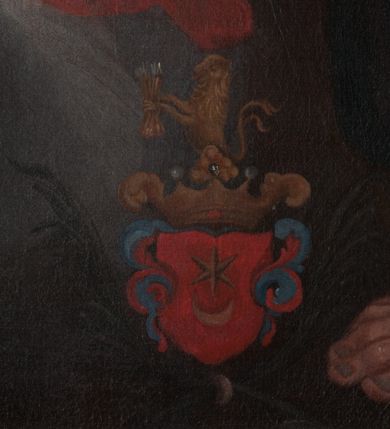 Zdjęcie nr 9: Obraz o kształcie prostokąta stojącego, malowany olejno na płótnie, W części centralnej św. Józef trzymający Jezusa. Józef ukazany w kontrapoście, w trzech czwartych, ze spuszczoną, lekko zwróconą w prawo głową, ze wzrokiem skierowanym w stronę Jezusa, którego trzyma obiema rękami. Święty przedstawiony jako dojrzały mężczyzna. Twarz z wysokim czołem, ze zmarszczkami, okolona siwymi włosami i zarostem. Józef ubrany w bogate szaty: błękitną, mocno pofałdowaną w dolnej części suknię i długi, brązowy, rozwiany, mocno fałdowany płaszcz, okrywający plecy, prawe ramię, ręce i częściowo nogi. Nagie Dzieciątko przedstawione w trzech czwartych, w pozycji leżącej, z tułowiem uniesionym ku górze, podniesionymi rękami, lekko rozłożonymi nóżkami i twarzą skierowaną w stronę Józefa. Ciało umięśnione. Twarz okrągła, pucołowata, okolona krótkimi, kręconymi, blond włosami. Delikatne rysy twarzy. Oczy duże, otwarte, mały nos, usta czerwone, róż na policzkach. Jezus spoczywa na bogatej, mocno sfałdowanej, białej chuście, ze złotym paskiem. Wokół anioły na chmurach. Po lewej stronie klęczący anioł o umięśnionym ciele, ze złożonymi rękoma i głową pochyloną w prawo. Twarz o delikatnych rysach okolona krótkimi włosami. Anioł ubrany w czerwoną, rozwianą szatę, mocno sfałdowaną, przerzuconą przez lewe ramią. Zza skrzydła widoczna twarz kolejnego anioła o szkicowo zaznaczonych rysach. Spośród chmur, na których usytuowano siedem aniołków, wyłania się otwarte niebo, będące częściowo tłem dla Józefa i Jezusa oraz frontalnie przedstawionej, lecącej Gołębicy Ducha Świętego. W tle daleki pejzaż z górami. Na pierwszym planie, obok prawej stopy Józefa tarcza z herbem Leliwa pod koroną i z klejnotem.