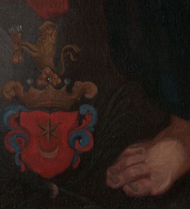 Zdjęcie nr 10: Obraz o kształcie prostokąta stojącego, malowany olejno na płótnie, W części centralnej św. Józef trzymający Jezusa. Józef ukazany w kontrapoście, w trzech czwartych, ze spuszczoną, lekko zwróconą w prawo głową, ze wzrokiem skierowanym w stronę Jezusa, którego trzyma obiema rękami. Święty przedstawiony jako dojrzały mężczyzna. Twarz z wysokim czołem, ze zmarszczkami, okolona siwymi włosami i zarostem. Józef ubrany w bogate szaty: błękitną, mocno pofałdowaną w dolnej części suknię i długi, brązowy, rozwiany, mocno fałdowany płaszcz, okrywający plecy, prawe ramię, ręce i częściowo nogi. Nagie Dzieciątko przedstawione w trzech czwartych, w pozycji leżącej, z tułowiem uniesionym ku górze, podniesionymi rękami, lekko rozłożonymi nóżkami i twarzą skierowaną w stronę Józefa. Ciało umięśnione. Twarz okrągła, pucołowata, okolona krótkimi, kręconymi, blond włosami. Delikatne rysy twarzy. Oczy duże, otwarte, mały nos, usta czerwone, róż na policzkach. Jezus spoczywa na bogatej, mocno sfałdowanej, białej chuście, ze złotym paskiem. Wokół anioły na chmurach. Po lewej stronie klęczący anioł o umięśnionym ciele, ze złożonymi rękoma i głową pochyloną w prawo. Twarz o delikatnych rysach okolona krótkimi włosami. Anioł ubrany w czerwoną, rozwianą szatę, mocno sfałdowaną, przerzuconą przez lewe ramią. Zza skrzydła widoczna twarz kolejnego anioła o szkicowo zaznaczonych rysach. Spośród chmur, na których usytuowano siedem aniołków, wyłania się otwarte niebo, będące częściowo tłem dla Józefa i Jezusa oraz frontalnie przedstawionej, lecącej Gołębicy Ducha Świętego. W tle daleki pejzaż z górami. Na pierwszym planie, obok prawej stopy Józefa tarcza z herbem Leliwa pod koroną i z klejnotem.