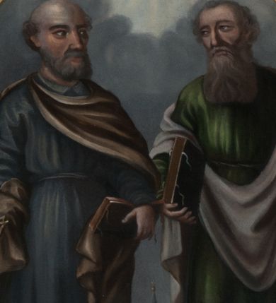Zdjęcie nr 1: Obraz w kształcie ośmioboku z przedstawieniem św. Pawła (po lewej heraldycznej) i św. Piotra (po prawej). Apostołowie ukazani en pied, frontalnie, z głowami zwróconymi en trois quarts ku środkowi kompozycji. Obaj przedstawieni jako dojrzali mężczyźni. Twarz Pawła owalna, o szarobeżowej karnacji, okolona siwymi włosami oraz długą brodą z wąsami. Twarz Piotra pociągła, z wysokim czołem, okolona krótkimi włosami, z wydatną łysiną pośrodku głowy oraz wąsami i brodą. Obaj święci ubrani w długie tuniki przewiązane w pasie sznurem (Paweł - zielona, Piotr - niebieska) i białe krótkie płaszcze, zarzucone na ramiona i plecy. W rękach trzymają atrybuty: Paweł -miecz i księgę, Piotr - księgę i klucze. W tle schematycznie zaznaczony pejzaż i rozświetlone poświatą niebo; u dołu, pośrodku budowla centralna, zapewne bazylika św. Piotra w Rzymie.