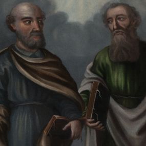 Zdjęcie nr 1: Obraz w kształcie ośmioboku z przedstawieniem św. Pawła (po lewej heraldycznej) i św. Piotra (po prawej). Apostołowie ukazani en pied, frontalnie, z głowami zwróconymi en trois quarts ku środkowi kompozycji. Obaj przedstawieni jako dojrzali mężczyźni. Twarz Pawła owalna, o szarobeżowej karnacji, okolona siwymi włosami oraz długą brodą z wąsami. Twarz Piotra pociągła, z wysokim czołem, okolona krótkimi włosami, z wydatną łysiną pośrodku głowy oraz wąsami i brodą. Obaj święci ubrani w długie tuniki przewiązane w pasie sznurem (Paweł - zielona, Piotr - niebieska) i białe krótkie płaszcze, zarzucone na ramiona i plecy. W rękach trzymają atrybuty: Paweł -miecz i księgę, Piotr - księgę i klucze. W tle schematycznie zaznaczony pejzaż i rozświetlone poświatą niebo; u dołu, pośrodku budowla centralna, zapewne bazylika św. Piotra w Rzymie.