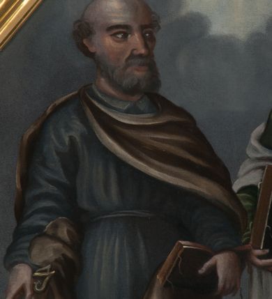 Zdjęcie nr 5: Obraz w kształcie ośmioboku z przedstawieniem św. Pawła (po lewej heraldycznej) i św. Piotra (po prawej). Apostołowie ukazani en pied, frontalnie, z głowami zwróconymi en trois quarts ku środkowi kompozycji. Obaj przedstawieni jako dojrzali mężczyźni. Twarz Pawła owalna, o szarobeżowej karnacji, okolona siwymi włosami oraz długą brodą z wąsami. Twarz Piotra pociągła, z wysokim czołem, okolona krótkimi włosami, z wydatną łysiną pośrodku głowy oraz wąsami i brodą. Obaj święci ubrani w długie tuniki przewiązane w pasie sznurem (Paweł - zielona, Piotr - niebieska) i białe krótkie płaszcze, zarzucone na ramiona i plecy. W rękach trzymają atrybuty: Paweł -miecz i księgę, Piotr - księgę i klucze. W tle schematycznie zaznaczony pejzaż i rozświetlone poświatą niebo; u dołu, pośrodku budowla centralna, zapewne bazylika św. Piotra w Rzymie.