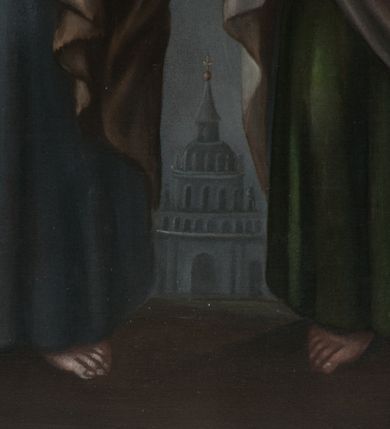 Zdjęcie nr 3: Obraz w kształcie ośmioboku z przedstawieniem św. Pawła (po lewej heraldycznej) i św. Piotra (po prawej). Apostołowie ukazani en pied, frontalnie, z głowami zwróconymi en trois quarts ku środkowi kompozycji. Obaj przedstawieni jako dojrzali mężczyźni. Twarz Pawła owalna, o szarobeżowej karnacji, okolona siwymi włosami oraz długą brodą z wąsami. Twarz Piotra pociągła, z wysokim czołem, okolona krótkimi włosami, z wydatną łysiną pośrodku głowy oraz wąsami i brodą. Obaj święci ubrani w długie tuniki przewiązane w pasie sznurem (Paweł - zielona, Piotr - niebieska) i białe krótkie płaszcze, zarzucone na ramiona i plecy. W rękach trzymają atrybuty: Paweł -miecz i księgę, Piotr - księgę i klucze. W tle schematycznie zaznaczony pejzaż i rozświetlone poświatą niebo; u dołu, pośrodku budowla centralna, zapewne bazylika św. Piotra w Rzymie.