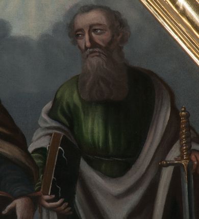 Zdjęcie nr 4: Obraz w kształcie ośmioboku z przedstawieniem św. Pawła (po lewej heraldycznej) i św. Piotra (po prawej). Apostołowie ukazani en pied, frontalnie, z głowami zwróconymi en trois quarts ku środkowi kompozycji. Obaj przedstawieni jako dojrzali mężczyźni. Twarz Pawła owalna, o szarobeżowej karnacji, okolona siwymi włosami oraz długą brodą z wąsami. Twarz Piotra pociągła, z wysokim czołem, okolona krótkimi włosami, z wydatną łysiną pośrodku głowy oraz wąsami i brodą. Obaj święci ubrani w długie tuniki przewiązane w pasie sznurem (Paweł - zielona, Piotr - niebieska) i białe krótkie płaszcze, zarzucone na ramiona i plecy. W rękach trzymają atrybuty: Paweł -miecz i księgę, Piotr - księgę i klucze. W tle schematycznie zaznaczony pejzaż i rozświetlone poświatą niebo; u dołu, pośrodku budowla centralna, zapewne bazylika św. Piotra w Rzymie.