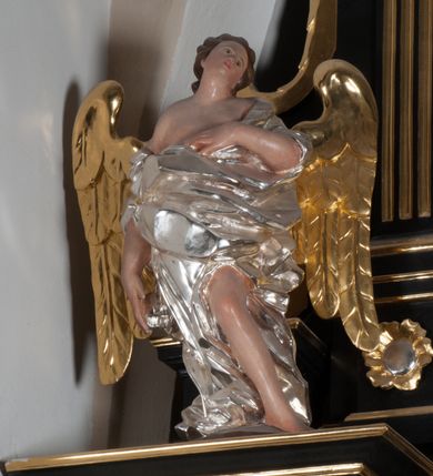 Zdjęcie nr 5: Nastawa ołtarzowa architektoniczna, jednokondygnacyjna, jednoosiowa, ze zwieńczeniem. Pole środkowe flankowane kolumnami o kompozytowych kapitelach, umieszczonymi na wysokich, prostopadłościennych postumentach i dźwigającymi uproszczone belkowanie i wydatny profilowany gzyms, występujące nad podporami. Pomiędzy kolumnami prostokątna zamknięta schodkowo nisza na obraz ołtarzowy, ujęta złoconą ramą zdobioną motywami roślinnymi. W niszy obraz Matki Boskiej z Dzieciątkiem, w kształcie prostokąta zamkniętego łukiem półpełnym, ujęty w osobną gładką złoconą ramę. Postumenty pod kolumny i belkowanie ozdobiony ażurowymi złoconymi płycinami z dekoracją ornamentalną. Zwieńczenie w kształcie prostokąta zakończone profilowanym, falistym gzymsem wspartym na dwóch złoconych, kanelowanych pilastrach, ujęte po bokach spływami wolutowymi. W polu zwieńczenia ośmioboczny obraz z przedstawieniem św. Dominika odbierającego różaniec z rąk Matki Boskiej z Dzieciątkiem, w bogatej złoconej ramie. Wokół ramy obrazu ażurowe motywy ornamentalne i rozetki. Na gzymsach w osiach kolumn oraz w osi zwieńczenia rzeźby uskrzydlonych aniołów. Mensa prostopadłościenna; antependium w profilowanym obramieniu, ozdobione ukośną kratką, pośrodku splecione litery imienia Maria, w narożach motywy liści. Boki mensy ozdobione prostokątnymi płycinami. Struktura ołtarza malowana na czarno, kolumny, motywy ornamentalne i gzymsy złocone.