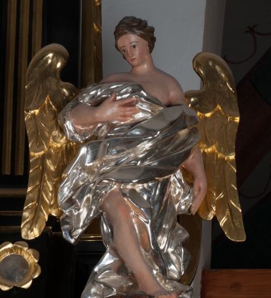 Zdjęcie nr 7: Nastawa ołtarzowa architektoniczna, jednokondygnacyjna, jednoosiowa, ze zwieńczeniem. Pole środkowe flankowane kolumnami o kompozytowych kapitelach, umieszczonymi na wysokich, prostopadłościennych postumentach i dźwigającymi uproszczone belkowanie i wydatny profilowany gzyms, występujące nad podporami. Pomiędzy kolumnami prostokątna zamknięta schodkowo nisza na obraz ołtarzowy, ujęta złoconą ramą zdobioną motywami roślinnymi. W niszy obraz Matki Boskiej z Dzieciątkiem, w kształcie prostokąta zamkniętego łukiem półpełnym, ujęty w osobną gładką złoconą ramę. Postumenty pod kolumny i belkowanie ozdobiony ażurowymi złoconymi płycinami z dekoracją ornamentalną. Zwieńczenie w kształcie prostokąta zakończone profilowanym, falistym gzymsem wspartym na dwóch złoconych, kanelowanych pilastrach, ujęte po bokach spływami wolutowymi. W polu zwieńczenia ośmioboczny obraz z przedstawieniem św. Dominika odbierającego różaniec z rąk Matki Boskiej z Dzieciątkiem, w bogatej złoconej ramie. Wokół ramy obrazu ażurowe motywy ornamentalne i rozetki. Na gzymsach w osiach kolumn oraz w osi zwieńczenia rzeźby uskrzydlonych aniołów. Mensa prostopadłościenna; antependium w profilowanym obramieniu, ozdobione ukośną kratką, pośrodku splecione litery imienia Maria, w narożach motywy liści. Boki mensy ozdobione prostokątnymi płycinami. Struktura ołtarza malowana na czarno, kolumny, motywy ornamentalne i gzymsy złocone.