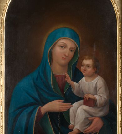 Zdjęcie nr 3: Nastawa ołtarzowa architektoniczna, jednokondygnacyjna, jednoosiowa, ze zwieńczeniem. Pole środkowe flankowane kolumnami o kompozytowych kapitelach, umieszczonymi na wysokich, prostopadłościennych postumentach i dźwigającymi uproszczone belkowanie i wydatny profilowany gzyms, występujące nad podporami. Pomiędzy kolumnami prostokątna zamknięta schodkowo nisza na obraz ołtarzowy, ujęta złoconą ramą zdobioną motywami roślinnymi. W niszy obraz Matki Boskiej z Dzieciątkiem, w kształcie prostokąta zamkniętego łukiem półpełnym, ujęty w osobną gładką złoconą ramę. Postumenty pod kolumny i belkowanie ozdobiony ażurowymi złoconymi płycinami z dekoracją ornamentalną. Zwieńczenie w kształcie prostokąta zakończone profilowanym, falistym gzymsem wspartym na dwóch złoconych, kanelowanych pilastrach, ujęte po bokach spływami wolutowymi. W polu zwieńczenia ośmioboczny obraz z przedstawieniem św. Dominika odbierającego różaniec z rąk Matki Boskiej z Dzieciątkiem, w bogatej złoconej ramie. Wokół ramy obrazu ażurowe motywy ornamentalne i rozetki. Na gzymsach w osiach kolumn oraz w osi zwieńczenia rzeźby uskrzydlonych aniołów. Mensa prostopadłościenna; antependium w profilowanym obramieniu, ozdobione ukośną kratką, pośrodku splecione litery imienia Maria, w narożach motywy liści. Boki mensy ozdobione prostokątnymi płycinami. Struktura ołtarza malowana na czarno, kolumny, motywy ornamentalne i gzymsy złocone.