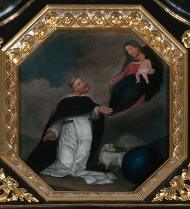 Zdjęcie nr 4: Nastawa ołtarzowa architektoniczna, jednokondygnacyjna, jednoosiowa, ze zwieńczeniem. Pole środkowe flankowane kolumnami o kompozytowych kapitelach, umieszczonymi na wysokich, prostopadłościennych postumentach i dźwigającymi uproszczone belkowanie i wydatny profilowany gzyms, występujące nad podporami. Pomiędzy kolumnami prostokątna zamknięta schodkowo nisza na obraz ołtarzowy, ujęta złoconą ramą zdobioną motywami roślinnymi. W niszy obraz Matki Boskiej z Dzieciątkiem, w kształcie prostokąta zamkniętego łukiem półpełnym, ujęty w osobną gładką złoconą ramę. Postumenty pod kolumny i belkowanie ozdobiony ażurowymi złoconymi płycinami z dekoracją ornamentalną. Zwieńczenie w kształcie prostokąta zakończone profilowanym, falistym gzymsem wspartym na dwóch złoconych, kanelowanych pilastrach, ujęte po bokach spływami wolutowymi. W polu zwieńczenia ośmioboczny obraz z przedstawieniem św. Dominika odbierającego różaniec z rąk Matki Boskiej z Dzieciątkiem, w bogatej złoconej ramie. Wokół ramy obrazu ażurowe motywy ornamentalne i rozetki. Na gzymsach w osiach kolumn oraz w osi zwieńczenia rzeźby uskrzydlonych aniołów. Mensa prostopadłościenna; antependium w profilowanym obramieniu, ozdobione ukośną kratką, pośrodku splecione litery imienia Maria, w narożach motywy liści. Boki mensy ozdobione prostokątnymi płycinami. Struktura ołtarza malowana na czarno, kolumny, motywy ornamentalne i gzymsy złocone.