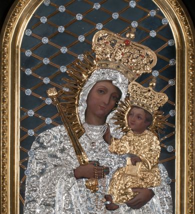 Zdjęcie nr 11: Nastawa ołtarzowa architektoniczna, jednokondygnacyjna, jednoosiowa, ze zwieńczeniem. Pole środkowe flankowane kolumnami o kompozytowych kapitelach, umieszczonymi na wysokich, prostopadłościennych postumentach i dźwigającymi uproszczone belkowanie i wydatny profilowany gzyms, występujące nad podporami. Pomiędzy kolumnami prostokątna zamknięta schodkowo nisza na obraz ołtarzowy, ujęta złoconą ramą zdobioną motywami roślinnymi. W niszy obraz Matki Boskiej z Dzieciątkiem, w kształcie prostokąta zamkniętego łukiem półpełnym, ujęty w osobną gładką złoconą ramę. Postumenty pod kolumny i belkowanie ozdobiony ażurowymi złoconymi płycinami z dekoracją ornamentalną. Zwieńczenie w kształcie prostokąta zakończone profilowanym, falistym gzymsem wspartym na dwóch złoconych, kanelowanych pilastrach, ujęte po bokach spływami wolutowymi. W polu zwieńczenia ośmioboczny obraz z przedstawieniem św. Dominika odbierającego różaniec z rąk Matki Boskiej z Dzieciątkiem, w bogatej złoconej ramie. Wokół ramy obrazu ażurowe motywy ornamentalne i rozetki. Na gzymsach w osiach kolumn oraz w osi zwieńczenia rzeźby uskrzydlonych aniołów. Mensa prostopadłościenna; antependium w profilowanym obramieniu, ozdobione ukośną kratką, pośrodku splecione litery imienia Maria, w narożach motywy liści. Boki mensy ozdobione prostokątnymi płycinami. Struktura ołtarza malowana na czarno, kolumny, motywy ornamentalne i gzymsy złocone.