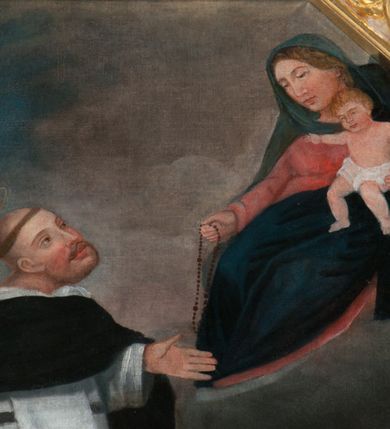 Zdjęcie nr 4: Obraz ujęty w ośmioboczną, szeroką, srebrno-złotą, ornamentalną ramę. Scena przekazania różańca św. Dominikowi przez Matkę Boską z Dzieciątkiem na tle lekko górzystego krajobrazu i zachmurzonego nieba. Święty klęczy pośrodku kompozycji, w białym habicie dominikańskim i czarnej kapie. Ręce rozłożone, lewa wyciągnięta w stronę Madonny. Głowa zwrócona w lewo. Obok niego łaciaty pies z pochodnią w pysku i niebieski glob ziemski (atrybuty świętego). Matka Boska, w czerwonej sukni i niebieskim płaszczu, siedzi w chmurach po prawej stronie kompozycji. Lekko pochylona do przodu, z prawą ręką wyciągniętą w stronę Dominika, w której trzyma różaniec. Nagie Dzieciątko, przepasane białą tkaniną, podtrzymuje lewą ręką.