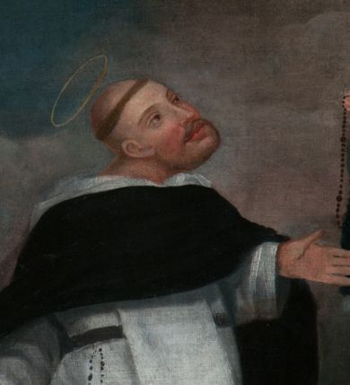 Zdjęcie nr 2: Obraz ujęty w ośmioboczną, szeroką, srebrno-złotą, ornamentalną ramę. Scena przekazania różańca św. Dominikowi przez Matkę Boską z Dzieciątkiem na tle lekko górzystego krajobrazu i zachmurzonego nieba. Święty klęczy pośrodku kompozycji, w białym habicie dominikańskim i czarnej kapie. Ręce rozłożone, lewa wyciągnięta w stronę Madonny. Głowa zwrócona w lewo. Obok niego łaciaty pies z pochodnią w pysku i niebieski glob ziemski (atrybuty świętego). Matka Boska, w czerwonej sukni i niebieskim płaszczu, siedzi w chmurach po prawej stronie kompozycji. Lekko pochylona do przodu, z prawą ręką wyciągniętą w stronę Dominika, w której trzyma różaniec. Nagie Dzieciątko, przepasane białą tkaniną, podtrzymuje lewą ręką.