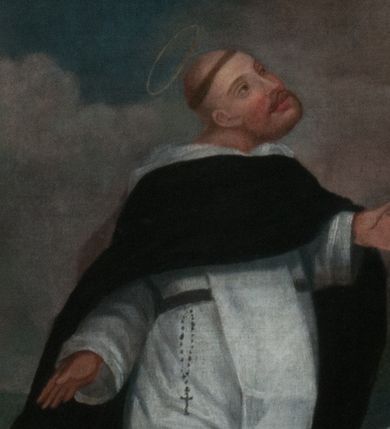 Zdjęcie nr 1: Obraz ujęty w ośmioboczną, szeroką, srebrno-złotą, ornamentalną ramę. Scena przekazania różańca św. Dominikowi przez Matkę Boską z Dzieciątkiem na tle lekko górzystego krajobrazu i zachmurzonego nieba. Święty klęczy pośrodku kompozycji, w białym habicie dominikańskim i czarnej kapie. Ręce rozłożone, lewa wyciągnięta w stronę Madonny. Głowa zwrócona w lewo. Obok niego łaciaty pies z pochodnią w pysku i niebieski glob ziemski (atrybuty świętego). Matka Boska, w czerwonej sukni i niebieskim płaszczu, siedzi w chmurach po prawej stronie kompozycji. Lekko pochylona do przodu, z prawą ręką wyciągniętą w stronę Dominika, w której trzyma różaniec. Nagie Dzieciątko, przepasane białą tkaniną, podtrzymuje lewą ręką.