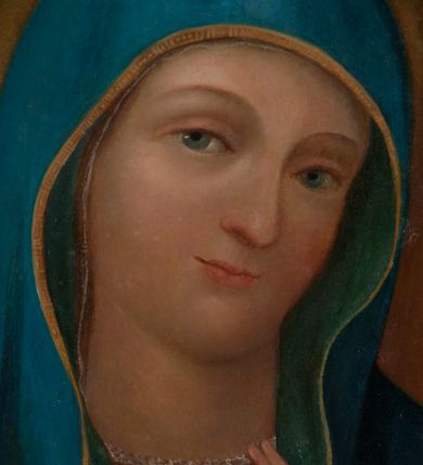 Zdjęcie nr 2: Obraz w kształcie prostokąta zamkniętego łukiem półpełnym, ujęty w profilowaną, złoconą ramę. Na gładkim, cieniowanym, brązowożółtym tle, ukazana Matka Boska w typie Hodegetrii, ujęta frontalnie w półpostaci, z głową zwróconą en trois quarts w lewo, prawą rękę z różańcem w dłoni unosi na wysokość piersi, wskazując na Dzieciątko, które podtrzymuje lewą ręką. Maria ubrana w czerwoną suknię i niebieski płaszcz ze złotą lamówką zarzucony na ramiona i głowę. Twarz owalna z prostym nosem, drobnymi, uśmiechniętymi ustami, błękitnymi oczami i regularnymi, wąskimi łukami brwiowymi. Dzieciątko, ubrane w białą sukienkę z długimi rękawami, siedzi na lewym ramieniu Marii, z prawą dłonią uniesioną na wysokość piersi w geście błogosławieństwa, lewą podtrzymuje wspartą o kolana zamkniętą księgę. Twarz okrągła, z prostym nosem, wąskimi, uśmiechniętymi ustami, niebieskimi oczami i regularnymi łukami brwiowymi, okolona krótkimi, jasnobrązowymi włosami, układającymi się w lekko skręcone pukle. Kolorystyka ciepła, utrzymana w tonacji brązów i żółcieni.