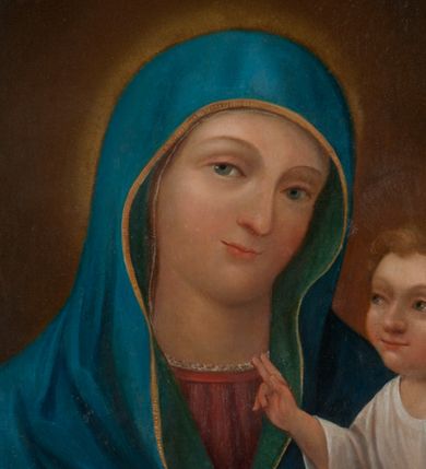 Zdjęcie nr 3: Obraz w kształcie prostokąta zamkniętego łukiem półpełnym, ujęty w profilowaną, złoconą ramę. Na gładkim, cieniowanym, brązowożółtym tle, ukazana Matka Boska w typie Hodegetrii, ujęta frontalnie w półpostaci, z głową zwróconą en trois quarts w lewo, prawą rękę z różańcem w dłoni unosi na wysokość piersi, wskazując na Dzieciątko, które podtrzymuje lewą ręką. Maria ubrana w czerwoną suknię i niebieski płaszcz ze złotą lamówką zarzucony na ramiona i głowę. Twarz owalna z prostym nosem, drobnymi, uśmiechniętymi ustami, błękitnymi oczami i regularnymi, wąskimi łukami brwiowymi. Dzieciątko, ubrane w białą sukienkę z długimi rękawami, siedzi na lewym ramieniu Marii, z prawą dłonią uniesioną na wysokość piersi w geście błogosławieństwa, lewą podtrzymuje wspartą o kolana zamkniętą księgę. Twarz okrągła, z prostym nosem, wąskimi, uśmiechniętymi ustami, niebieskimi oczami i regularnymi łukami brwiowymi, okolona krótkimi, jasnobrązowymi włosami, układającymi się w lekko skręcone pukle. Kolorystyka ciepła, utrzymana w tonacji brązów i żółcieni.