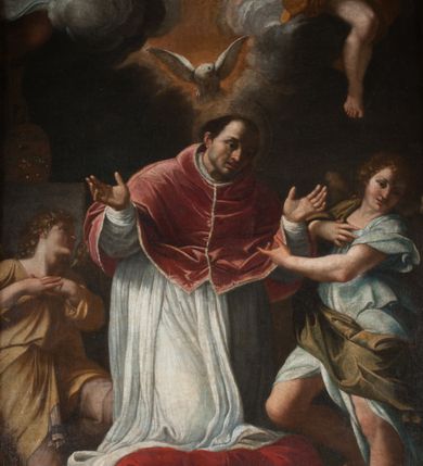 Zdjęcie nr 3: Obraz o kształcie stojącego prostokąta, ukazujący apoteozę św. Grzegorza Wielkiego. Kompozycja wielofigurowa, dwustrefowa. W dolnej strefie św. Grzegorz i aniołowie, w górnej gołębica Ducha Świętego i aniołowie na tle rozświetlonego  otwartego nieba. Pośrodku św. Grzegorz, ukazany w trzech czwartych, klęczy na czerwonej poduszce ze złotymi chwostami. Po jego lewej stronie, na pierwszym planie, stoi anioł wymownym gestem w lewej ręki wskazuje na modlącego się papieża. Po jego prawej stronie, nieco w głębi, klęczący anioł z dłońmi splecionymi na wysokości piersi.  Święty papież pochylony w lewą stronę, ręce wzniesione w geście oranta. Twarz pociągła, włosy ciemne, krótkie, odsłaniające uszy. Czoło wysokie, nos długi i prosty. Święty odziany w albę i purpurowy mucet ze złotą bordiurą. Anioł po lewej ukazany w dynamicznej pozie, w trzech czwartych. Lewa noga wyprostowana, prawa ugięta i uniesiona. Lewą ręką wskazuje na św. Grzegorza, prawa dłoń położona na piersi. Twarz okrągła, włosy krótkie, kręcone. Anioł odziany jest w krótką, błękitną tunikę, z krótkimi, szerokimi rękawami i brązowy płaszcz zarzucony na biodra. Anioł po lewej ukazany w pozycji klęczącej, w trzech czwartych, głowa odchylona. Ręce złożone na piersiach. Twarz pociągła, włosy krótkie, kręcone. Anioł odziany w beżową tunikę, opinająca ciało. W głębi po lewej widoczny fragment mensy ołtarza, na której tiara papieska. W górnej strefie grupa sześciu aniołów, siedzących na obłokach, w dynamicznych pozach, odzianych w rozwiane szaty. Dolna strefa ciemna, górna jasna, rozświetlona, chmury ciemne. W dolnej części obrazu nierozpoznany, częściowo zatarty herb lub gmerk z inicjałami wokół.