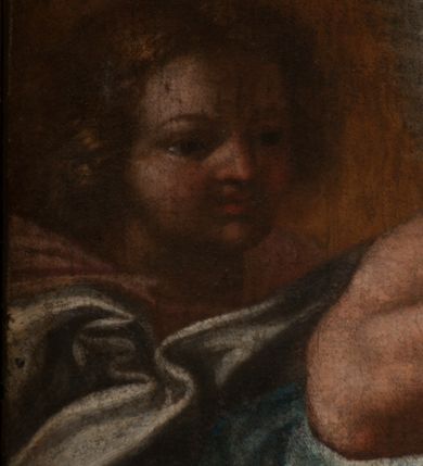 Zdjęcie nr 33: Obraz o kształcie stojącego prostokąta, ukazujący apoteozę św. Grzegorza Wielkiego. Kompozycja wielofigurowa, dwustrefowa. W dolnej strefie św. Grzegorz i aniołowie, w górnej gołębica Ducha Świętego i aniołowie na tle rozświetlonego  otwartego nieba. Pośrodku św. Grzegorz, ukazany w trzech czwartych, klęczy na czerwonej poduszce ze złotymi chwostami. Po jego lewej stronie, na pierwszym planie, stoi anioł wymownym gestem w lewej ręki wskazuje na modlącego się papieża. Po jego prawej stronie, nieco w głębi, klęczący anioł z dłońmi splecionymi na wysokości piersi.  Święty papież pochylony w lewą stronę, ręce wzniesione w geście oranta. Twarz pociągła, włosy ciemne, krótkie, odsłaniające uszy. Czoło wysokie, nos długi i prosty. Święty odziany w albę i purpurowy mucet ze złotą bordiurą. Anioł po lewej ukazany w dynamicznej pozie, w trzech czwartych. Lewa noga wyprostowana, prawa ugięta i uniesiona. Lewą ręką wskazuje na św. Grzegorza, prawa dłoń położona na piersi. Twarz okrągła, włosy krótkie, kręcone. Anioł odziany jest w krótką, błękitną tunikę, z krótkimi, szerokimi rękawami i brązowy płaszcz zarzucony na biodra. Anioł po lewej ukazany w pozycji klęczącej, w trzech czwartych, głowa odchylona. Ręce złożone na piersiach. Twarz pociągła, włosy krótkie, kręcone. Anioł odziany w beżową tunikę, opinająca ciało. W głębi po lewej widoczny fragment mensy ołtarza, na której tiara papieska. W górnej strefie grupa sześciu aniołów, siedzących na obłokach, w dynamicznych pozach, odzianych w rozwiane szaty. Dolna strefa ciemna, górna jasna, rozświetlona, chmury ciemne. W dolnej części obrazu nierozpoznany, częściowo zatarty herb lub gmerk z inicjałami wokół.