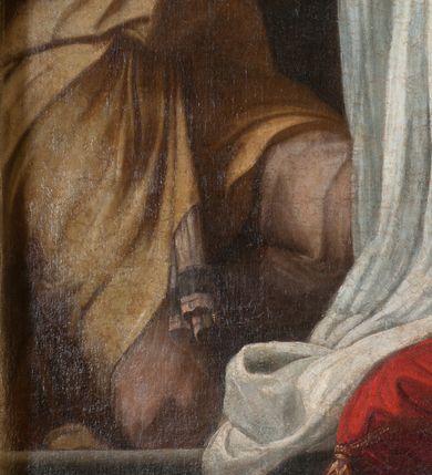 Zdjęcie nr 17: Obraz o kształcie stojącego prostokąta, ukazujący apoteozę św. Grzegorza Wielkiego. Kompozycja wielofigurowa, dwustrefowa. W dolnej strefie św. Grzegorz i aniołowie, w górnej gołębica Ducha Świętego i aniołowie na tle rozświetlonego  otwartego nieba. Pośrodku św. Grzegorz, ukazany w trzech czwartych, klęczy na czerwonej poduszce ze złotymi chwostami. Po jego lewej stronie, na pierwszym planie, stoi anioł wymownym gestem w lewej ręki wskazuje na modlącego się papieża. Po jego prawej stronie, nieco w głębi, klęczący anioł z dłońmi splecionymi na wysokości piersi.  Święty papież pochylony w lewą stronę, ręce wzniesione w geście oranta. Twarz pociągła, włosy ciemne, krótkie, odsłaniające uszy. Czoło wysokie, nos długi i prosty. Święty odziany w albę i purpurowy mucet ze złotą bordiurą. Anioł po lewej ukazany w dynamicznej pozie, w trzech czwartych. Lewa noga wyprostowana, prawa ugięta i uniesiona. Lewą ręką wskazuje na św. Grzegorza, prawa dłoń położona na piersi. Twarz okrągła, włosy krótkie, kręcone. Anioł odziany jest w krótką, błękitną tunikę, z krótkimi, szerokimi rękawami i brązowy płaszcz zarzucony na biodra. Anioł po lewej ukazany w pozycji klęczącej, w trzech czwartych, głowa odchylona. Ręce złożone na piersiach. Twarz pociągła, włosy krótkie, kręcone. Anioł odziany w beżową tunikę, opinająca ciało. W głębi po lewej widoczny fragment mensy ołtarza, na której tiara papieska. W górnej strefie grupa sześciu aniołów, siedzących na obłokach, w dynamicznych pozach, odzianych w rozwiane szaty. Dolna strefa ciemna, górna jasna, rozświetlona, chmury ciemne. W dolnej części obrazu nierozpoznany, częściowo zatarty herb lub gmerk z inicjałami wokół.