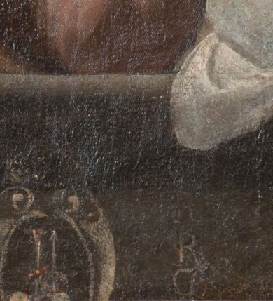 Zdjęcie nr 36: Obraz o kształcie stojącego prostokąta, ukazujący apoteozę św. Grzegorza Wielkiego. Kompozycja wielofigurowa, dwustrefowa. W dolnej strefie św. Grzegorz i aniołowie, w górnej gołębica Ducha Świętego i aniołowie na tle rozświetlonego  otwartego nieba. Pośrodku św. Grzegorz, ukazany w trzech czwartych, klęczy na czerwonej poduszce ze złotymi chwostami. Po jego lewej stronie, na pierwszym planie, stoi anioł wymownym gestem w lewej ręki wskazuje na modlącego się papieża. Po jego prawej stronie, nieco w głębi, klęczący anioł z dłońmi splecionymi na wysokości piersi.  Święty papież pochylony w lewą stronę, ręce wzniesione w geście oranta. Twarz pociągła, włosy ciemne, krótkie, odsłaniające uszy. Czoło wysokie, nos długi i prosty. Święty odziany w albę i purpurowy mucet ze złotą bordiurą. Anioł po lewej ukazany w dynamicznej pozie, w trzech czwartych. Lewa noga wyprostowana, prawa ugięta i uniesiona. Lewą ręką wskazuje na św. Grzegorza, prawa dłoń położona na piersi. Twarz okrągła, włosy krótkie, kręcone. Anioł odziany jest w krótką, błękitną tunikę, z krótkimi, szerokimi rękawami i brązowy płaszcz zarzucony na biodra. Anioł po lewej ukazany w pozycji klęczącej, w trzech czwartych, głowa odchylona. Ręce złożone na piersiach. Twarz pociągła, włosy krótkie, kręcone. Anioł odziany w beżową tunikę, opinająca ciało. W głębi po lewej widoczny fragment mensy ołtarza, na której tiara papieska. W górnej strefie grupa sześciu aniołów, siedzących na obłokach, w dynamicznych pozach, odzianych w rozwiane szaty. Dolna strefa ciemna, górna jasna, rozświetlona, chmury ciemne. W dolnej części obrazu nierozpoznany, częściowo zatarty herb lub gmerk z inicjałami wokół.