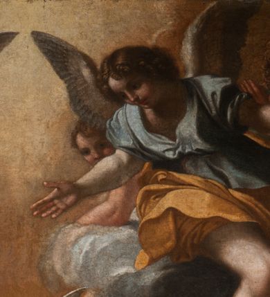 Zdjęcie nr 24: Obraz o kształcie stojącego prostokąta, ukazujący apoteozę św. Grzegorza Wielkiego. Kompozycja wielofigurowa, dwustrefowa. W dolnej strefie św. Grzegorz i aniołowie, w górnej gołębica Ducha Świętego i aniołowie na tle rozświetlonego  otwartego nieba. Pośrodku św. Grzegorz, ukazany w trzech czwartych, klęczy na czerwonej poduszce ze złotymi chwostami. Po jego lewej stronie, na pierwszym planie, stoi anioł wymownym gestem w lewej ręki wskazuje na modlącego się papieża. Po jego prawej stronie, nieco w głębi, klęczący anioł z dłońmi splecionymi na wysokości piersi.  Święty papież pochylony w lewą stronę, ręce wzniesione w geście oranta. Twarz pociągła, włosy ciemne, krótkie, odsłaniające uszy. Czoło wysokie, nos długi i prosty. Święty odziany w albę i purpurowy mucet ze złotą bordiurą. Anioł po lewej ukazany w dynamicznej pozie, w trzech czwartych. Lewa noga wyprostowana, prawa ugięta i uniesiona. Lewą ręką wskazuje na św. Grzegorza, prawa dłoń położona na piersi. Twarz okrągła, włosy krótkie, kręcone. Anioł odziany jest w krótką, błękitną tunikę, z krótkimi, szerokimi rękawami i brązowy płaszcz zarzucony na biodra. Anioł po lewej ukazany w pozycji klęczącej, w trzech czwartych, głowa odchylona. Ręce złożone na piersiach. Twarz pociągła, włosy krótkie, kręcone. Anioł odziany w beżową tunikę, opinająca ciało. W głębi po lewej widoczny fragment mensy ołtarza, na której tiara papieska. W górnej strefie grupa sześciu aniołów, siedzących na obłokach, w dynamicznych pozach, odzianych w rozwiane szaty. Dolna strefa ciemna, górna jasna, rozświetlona, chmury ciemne. W dolnej części obrazu nierozpoznany, częściowo zatarty herb lub gmerk z inicjałami wokół.