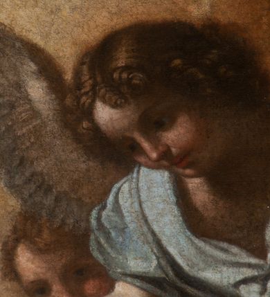 Zdjęcie nr 26: Obraz o kształcie stojącego prostokąta, ukazujący apoteozę św. Grzegorza Wielkiego. Kompozycja wielofigurowa, dwustrefowa. W dolnej strefie św. Grzegorz i aniołowie, w górnej gołębica Ducha Świętego i aniołowie na tle rozświetlonego  otwartego nieba. Pośrodku św. Grzegorz, ukazany w trzech czwartych, klęczy na czerwonej poduszce ze złotymi chwostami. Po jego lewej stronie, na pierwszym planie, stoi anioł wymownym gestem w lewej ręki wskazuje na modlącego się papieża. Po jego prawej stronie, nieco w głębi, klęczący anioł z dłońmi splecionymi na wysokości piersi.  Święty papież pochylony w lewą stronę, ręce wzniesione w geście oranta. Twarz pociągła, włosy ciemne, krótkie, odsłaniające uszy. Czoło wysokie, nos długi i prosty. Święty odziany w albę i purpurowy mucet ze złotą bordiurą. Anioł po lewej ukazany w dynamicznej pozie, w trzech czwartych. Lewa noga wyprostowana, prawa ugięta i uniesiona. Lewą ręką wskazuje na św. Grzegorza, prawa dłoń położona na piersi. Twarz okrągła, włosy krótkie, kręcone. Anioł odziany jest w krótką, błękitną tunikę, z krótkimi, szerokimi rękawami i brązowy płaszcz zarzucony na biodra. Anioł po lewej ukazany w pozycji klęczącej, w trzech czwartych, głowa odchylona. Ręce złożone na piersiach. Twarz pociągła, włosy krótkie, kręcone. Anioł odziany w beżową tunikę, opinająca ciało. W głębi po lewej widoczny fragment mensy ołtarza, na której tiara papieska. W górnej strefie grupa sześciu aniołów, siedzących na obłokach, w dynamicznych pozach, odzianych w rozwiane szaty. Dolna strefa ciemna, górna jasna, rozświetlona, chmury ciemne. W dolnej części obrazu nierozpoznany, częściowo zatarty herb lub gmerk z inicjałami wokół.