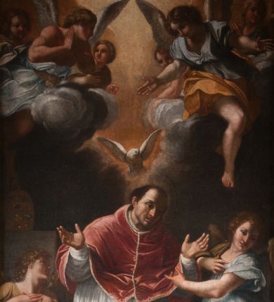 Zdjęcie nr 1: Obraz o kształcie stojącego prostokąta, ukazujący apoteozę św. Grzegorza Wielkiego. Kompozycja wielofigurowa, dwustrefowa. W dolnej strefie św. Grzegorz i aniołowie, w górnej gołębica Ducha Świętego i aniołowie na tle rozświetlonego  otwartego nieba. Pośrodku św. Grzegorz, ukazany w trzech czwartych, klęczy na czerwonej poduszce ze złotymi chwostami. Po jego lewej stronie, na pierwszym planie, stoi anioł wymownym gestem w lewej ręki wskazuje na modlącego się papieża. Po jego prawej stronie, nieco w głębi, klęczący anioł z dłońmi splecionymi na wysokości piersi.  Święty papież pochylony w lewą stronę, ręce wzniesione w geście oranta. Twarz pociągła, włosy ciemne, krótkie, odsłaniające uszy. Czoło wysokie, nos długi i prosty. Święty odziany w albę i purpurowy mucet ze złotą bordiurą. Anioł po lewej ukazany w dynamicznej pozie, w trzech czwartych. Lewa noga wyprostowana, prawa ugięta i uniesiona. Lewą ręką wskazuje na św. Grzegorza, prawa dłoń położona na piersi. Twarz okrągła, włosy krótkie, kręcone. Anioł odziany jest w krótką, błękitną tunikę, z krótkimi, szerokimi rękawami i brązowy płaszcz zarzucony na biodra. Anioł po lewej ukazany w pozycji klęczącej, w trzech czwartych, głowa odchylona. Ręce złożone na piersiach. Twarz pociągła, włosy krótkie, kręcone. Anioł odziany w beżową tunikę, opinająca ciało. W głębi po lewej widoczny fragment mensy ołtarza, na której tiara papieska. W górnej strefie grupa sześciu aniołów, siedzących na obłokach, w dynamicznych pozach, odzianych w rozwiane szaty. Dolna strefa ciemna, górna jasna, rozświetlona, chmury ciemne. W dolnej części obrazu nierozpoznany, częściowo zatarty herb lub gmerk z inicjałami wokół.