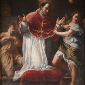 Zdjęcie nr 1: Obraz o kształcie stojącego prostokąta, ukazujący apoteozę św. Grzegorza Wielkiego. Kompozycja wielofigurowa, dwustrefowa. W dolnej strefie św. Grzegorz i aniołowie, w górnej gołębica Ducha Świętego i aniołowie na tle rozświetlonego  otwartego nieba. Pośrodku św. Grzegorz, ukazany w trzech czwartych, klęczy na czerwonej poduszce ze złotymi chwostami. Po jego lewej stronie, na pierwszym planie, stoi anioł wymownym gestem w lewej ręki wskazuje na modlącego się papieża. Po jego prawej stronie, nieco w głębi, klęczący anioł z dłońmi splecionymi na wysokości piersi.  Święty papież pochylony w lewą stronę, ręce wzniesione w geście oranta. Twarz pociągła, włosy ciemne, krótkie, odsłaniające uszy. Czoło wysokie, nos długi i prosty. Święty odziany w albę i purpurowy mucet ze złotą bordiurą. Anioł po lewej ukazany w dynamicznej pozie, w trzech czwartych. Lewa noga wyprostowana, prawa ugięta i uniesiona. Lewą ręką wskazuje na św. Grzegorza, prawa dłoń położona na piersi. Twarz okrągła, włosy krótkie, kręcone. Anioł odziany jest w krótką, błękitną tunikę, z krótkimi, szerokimi rękawami i brązowy płaszcz zarzucony na biodra. Anioł po lewej ukazany w pozycji klęczącej, w trzech czwartych, głowa odchylona. Ręce złożone na piersiach. Twarz pociągła, włosy krótkie, kręcone. Anioł odziany w beżową tunikę, opinająca ciało. W głębi po lewej widoczny fragment mensy ołtarza, na której tiara papieska. W górnej strefie grupa sześciu aniołów, siedzących na obłokach, w dynamicznych pozach, odzianych w rozwiane szaty. Dolna strefa ciemna, górna jasna, rozświetlona, chmury ciemne. W dolnej części obrazu nierozpoznany, częściowo zatarty herb lub gmerk z inicjałami wokół.