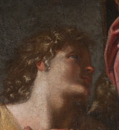 Zdjęcie nr 15: Obraz o kształcie stojącego prostokąta, ukazujący apoteozę św. Grzegorza Wielkiego. Kompozycja wielofigurowa, dwustrefowa. W dolnej strefie św. Grzegorz i aniołowie, w górnej gołębica Ducha Świętego i aniołowie na tle rozświetlonego  otwartego nieba. Pośrodku św. Grzegorz, ukazany w trzech czwartych, klęczy na czerwonej poduszce ze złotymi chwostami. Po jego lewej stronie, na pierwszym planie, stoi anioł wymownym gestem w lewej ręki wskazuje na modlącego się papieża. Po jego prawej stronie, nieco w głębi, klęczący anioł z dłońmi splecionymi na wysokości piersi.  Święty papież pochylony w lewą stronę, ręce wzniesione w geście oranta. Twarz pociągła, włosy ciemne, krótkie, odsłaniające uszy. Czoło wysokie, nos długi i prosty. Święty odziany w albę i purpurowy mucet ze złotą bordiurą. Anioł po lewej ukazany w dynamicznej pozie, w trzech czwartych. Lewa noga wyprostowana, prawa ugięta i uniesiona. Lewą ręką wskazuje na św. Grzegorza, prawa dłoń położona na piersi. Twarz okrągła, włosy krótkie, kręcone. Anioł odziany jest w krótką, błękitną tunikę, z krótkimi, szerokimi rękawami i brązowy płaszcz zarzucony na biodra. Anioł po lewej ukazany w pozycji klęczącej, w trzech czwartych, głowa odchylona. Ręce złożone na piersiach. Twarz pociągła, włosy krótkie, kręcone. Anioł odziany w beżową tunikę, opinająca ciało. W głębi po lewej widoczny fragment mensy ołtarza, na której tiara papieska. W górnej strefie grupa sześciu aniołów, siedzących na obłokach, w dynamicznych pozach, odzianych w rozwiane szaty. Dolna strefa ciemna, górna jasna, rozświetlona, chmury ciemne. W dolnej części obrazu nierozpoznany, częściowo zatarty herb lub gmerk z inicjałami wokół.