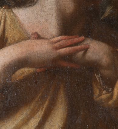 Zdjęcie nr 14: Obraz o kształcie stojącego prostokąta, ukazujący apoteozę św. Grzegorza Wielkiego. Kompozycja wielofigurowa, dwustrefowa. W dolnej strefie św. Grzegorz i aniołowie, w górnej gołębica Ducha Świętego i aniołowie na tle rozświetlonego  otwartego nieba. Pośrodku św. Grzegorz, ukazany w trzech czwartych, klęczy na czerwonej poduszce ze złotymi chwostami. Po jego lewej stronie, na pierwszym planie, stoi anioł wymownym gestem w lewej ręki wskazuje na modlącego się papieża. Po jego prawej stronie, nieco w głębi, klęczący anioł z dłońmi splecionymi na wysokości piersi.  Święty papież pochylony w lewą stronę, ręce wzniesione w geście oranta. Twarz pociągła, włosy ciemne, krótkie, odsłaniające uszy. Czoło wysokie, nos długi i prosty. Święty odziany w albę i purpurowy mucet ze złotą bordiurą. Anioł po lewej ukazany w dynamicznej pozie, w trzech czwartych. Lewa noga wyprostowana, prawa ugięta i uniesiona. Lewą ręką wskazuje na św. Grzegorza, prawa dłoń położona na piersi. Twarz okrągła, włosy krótkie, kręcone. Anioł odziany jest w krótką, błękitną tunikę, z krótkimi, szerokimi rękawami i brązowy płaszcz zarzucony na biodra. Anioł po lewej ukazany w pozycji klęczącej, w trzech czwartych, głowa odchylona. Ręce złożone na piersiach. Twarz pociągła, włosy krótkie, kręcone. Anioł odziany w beżową tunikę, opinająca ciało. W głębi po lewej widoczny fragment mensy ołtarza, na której tiara papieska. W górnej strefie grupa sześciu aniołów, siedzących na obłokach, w dynamicznych pozach, odzianych w rozwiane szaty. Dolna strefa ciemna, górna jasna, rozświetlona, chmury ciemne. W dolnej części obrazu nierozpoznany, częściowo zatarty herb lub gmerk z inicjałami wokół.