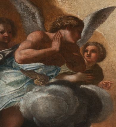 Zdjęcie nr 18: Obraz o kształcie stojącego prostokąta, ukazujący apoteozę św. Grzegorza Wielkiego. Kompozycja wielofigurowa, dwustrefowa. W dolnej strefie św. Grzegorz i aniołowie, w górnej gołębica Ducha Świętego i aniołowie na tle rozświetlonego  otwartego nieba. Pośrodku św. Grzegorz, ukazany w trzech czwartych, klęczy na czerwonej poduszce ze złotymi chwostami. Po jego lewej stronie, na pierwszym planie, stoi anioł wymownym gestem w lewej ręki wskazuje na modlącego się papieża. Po jego prawej stronie, nieco w głębi, klęczący anioł z dłońmi splecionymi na wysokości piersi.  Święty papież pochylony w lewą stronę, ręce wzniesione w geście oranta. Twarz pociągła, włosy ciemne, krótkie, odsłaniające uszy. Czoło wysokie, nos długi i prosty. Święty odziany w albę i purpurowy mucet ze złotą bordiurą. Anioł po lewej ukazany w dynamicznej pozie, w trzech czwartych. Lewa noga wyprostowana, prawa ugięta i uniesiona. Lewą ręką wskazuje na św. Grzegorza, prawa dłoń położona na piersi. Twarz okrągła, włosy krótkie, kręcone. Anioł odziany jest w krótką, błękitną tunikę, z krótkimi, szerokimi rękawami i brązowy płaszcz zarzucony na biodra. Anioł po lewej ukazany w pozycji klęczącej, w trzech czwartych, głowa odchylona. Ręce złożone na piersiach. Twarz pociągła, włosy krótkie, kręcone. Anioł odziany w beżową tunikę, opinająca ciało. W głębi po lewej widoczny fragment mensy ołtarza, na której tiara papieska. W górnej strefie grupa sześciu aniołów, siedzących na obłokach, w dynamicznych pozach, odzianych w rozwiane szaty. Dolna strefa ciemna, górna jasna, rozświetlona, chmury ciemne. W dolnej części obrazu nierozpoznany, częściowo zatarty herb lub gmerk z inicjałami wokół.