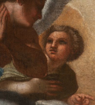 Zdjęcie nr 22: Obraz o kształcie stojącego prostokąta, ukazujący apoteozę św. Grzegorza Wielkiego. Kompozycja wielofigurowa, dwustrefowa. W dolnej strefie św. Grzegorz i aniołowie, w górnej gołębica Ducha Świętego i aniołowie na tle rozświetlonego  otwartego nieba. Pośrodku św. Grzegorz, ukazany w trzech czwartych, klęczy na czerwonej poduszce ze złotymi chwostami. Po jego lewej stronie, na pierwszym planie, stoi anioł wymownym gestem w lewej ręki wskazuje na modlącego się papieża. Po jego prawej stronie, nieco w głębi, klęczący anioł z dłońmi splecionymi na wysokości piersi.  Święty papież pochylony w lewą stronę, ręce wzniesione w geście oranta. Twarz pociągła, włosy ciemne, krótkie, odsłaniające uszy. Czoło wysokie, nos długi i prosty. Święty odziany w albę i purpurowy mucet ze złotą bordiurą. Anioł po lewej ukazany w dynamicznej pozie, w trzech czwartych. Lewa noga wyprostowana, prawa ugięta i uniesiona. Lewą ręką wskazuje na św. Grzegorza, prawa dłoń położona na piersi. Twarz okrągła, włosy krótkie, kręcone. Anioł odziany jest w krótką, błękitną tunikę, z krótkimi, szerokimi rękawami i brązowy płaszcz zarzucony na biodra. Anioł po lewej ukazany w pozycji klęczącej, w trzech czwartych, głowa odchylona. Ręce złożone na piersiach. Twarz pociągła, włosy krótkie, kręcone. Anioł odziany w beżową tunikę, opinająca ciało. W głębi po lewej widoczny fragment mensy ołtarza, na której tiara papieska. W górnej strefie grupa sześciu aniołów, siedzących na obłokach, w dynamicznych pozach, odzianych w rozwiane szaty. Dolna strefa ciemna, górna jasna, rozświetlona, chmury ciemne. W dolnej części obrazu nierozpoznany, częściowo zatarty herb lub gmerk z inicjałami wokół.