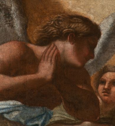 Zdjęcie nr 21: Obraz o kształcie stojącego prostokąta, ukazujący apoteozę św. Grzegorza Wielkiego. Kompozycja wielofigurowa, dwustrefowa. W dolnej strefie św. Grzegorz i aniołowie, w górnej gołębica Ducha Świętego i aniołowie na tle rozświetlonego  otwartego nieba. Pośrodku św. Grzegorz, ukazany w trzech czwartych, klęczy na czerwonej poduszce ze złotymi chwostami. Po jego lewej stronie, na pierwszym planie, stoi anioł wymownym gestem w lewej ręki wskazuje na modlącego się papieża. Po jego prawej stronie, nieco w głębi, klęczący anioł z dłońmi splecionymi na wysokości piersi.  Święty papież pochylony w lewą stronę, ręce wzniesione w geście oranta. Twarz pociągła, włosy ciemne, krótkie, odsłaniające uszy. Czoło wysokie, nos długi i prosty. Święty odziany w albę i purpurowy mucet ze złotą bordiurą. Anioł po lewej ukazany w dynamicznej pozie, w trzech czwartych. Lewa noga wyprostowana, prawa ugięta i uniesiona. Lewą ręką wskazuje na św. Grzegorza, prawa dłoń położona na piersi. Twarz okrągła, włosy krótkie, kręcone. Anioł odziany jest w krótką, błękitną tunikę, z krótkimi, szerokimi rękawami i brązowy płaszcz zarzucony na biodra. Anioł po lewej ukazany w pozycji klęczącej, w trzech czwartych, głowa odchylona. Ręce złożone na piersiach. Twarz pociągła, włosy krótkie, kręcone. Anioł odziany w beżową tunikę, opinająca ciało. W głębi po lewej widoczny fragment mensy ołtarza, na której tiara papieska. W górnej strefie grupa sześciu aniołów, siedzących na obłokach, w dynamicznych pozach, odzianych w rozwiane szaty. Dolna strefa ciemna, górna jasna, rozświetlona, chmury ciemne. W dolnej części obrazu nierozpoznany, częściowo zatarty herb lub gmerk z inicjałami wokół.