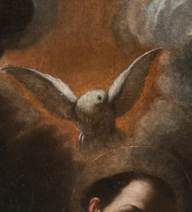 Zdjęcie nr 35: Obraz o kształcie stojącego prostokąta, ukazujący apoteozę św. Grzegorza Wielkiego. Kompozycja wielofigurowa, dwustrefowa. W dolnej strefie św. Grzegorz i aniołowie, w górnej gołębica Ducha Świętego i aniołowie na tle rozświetlonego  otwartego nieba. Pośrodku św. Grzegorz, ukazany w trzech czwartych, klęczy na czerwonej poduszce ze złotymi chwostami. Po jego lewej stronie, na pierwszym planie, stoi anioł wymownym gestem w lewej ręki wskazuje na modlącego się papieża. Po jego prawej stronie, nieco w głębi, klęczący anioł z dłońmi splecionymi na wysokości piersi.  Święty papież pochylony w lewą stronę, ręce wzniesione w geście oranta. Twarz pociągła, włosy ciemne, krótkie, odsłaniające uszy. Czoło wysokie, nos długi i prosty. Święty odziany w albę i purpurowy mucet ze złotą bordiurą. Anioł po lewej ukazany w dynamicznej pozie, w trzech czwartych. Lewa noga wyprostowana, prawa ugięta i uniesiona. Lewą ręką wskazuje na św. Grzegorza, prawa dłoń położona na piersi. Twarz okrągła, włosy krótkie, kręcone. Anioł odziany jest w krótką, błękitną tunikę, z krótkimi, szerokimi rękawami i brązowy płaszcz zarzucony na biodra. Anioł po lewej ukazany w pozycji klęczącej, w trzech czwartych, głowa odchylona. Ręce złożone na piersiach. Twarz pociągła, włosy krótkie, kręcone. Anioł odziany w beżową tunikę, opinająca ciało. W głębi po lewej widoczny fragment mensy ołtarza, na której tiara papieska. W górnej strefie grupa sześciu aniołów, siedzących na obłokach, w dynamicznych pozach, odzianych w rozwiane szaty. Dolna strefa ciemna, górna jasna, rozświetlona, chmury ciemne. W dolnej części obrazu nierozpoznany, częściowo zatarty herb lub gmerk z inicjałami wokół.