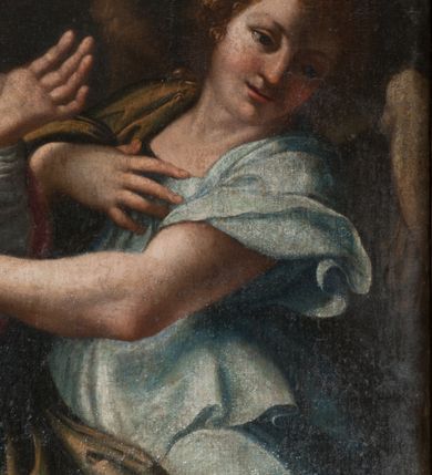 Zdjęcie nr 28: Obraz o kształcie stojącego prostokąta, ukazujący apoteozę św. Grzegorza Wielkiego. Kompozycja wielofigurowa, dwustrefowa. W dolnej strefie św. Grzegorz i aniołowie, w górnej gołębica Ducha Świętego i aniołowie na tle rozświetlonego  otwartego nieba. Pośrodku św. Grzegorz, ukazany w trzech czwartych, klęczy na czerwonej poduszce ze złotymi chwostami. Po jego lewej stronie, na pierwszym planie, stoi anioł wymownym gestem w lewej ręki wskazuje na modlącego się papieża. Po jego prawej stronie, nieco w głębi, klęczący anioł z dłońmi splecionymi na wysokości piersi.  Święty papież pochylony w lewą stronę, ręce wzniesione w geście oranta. Twarz pociągła, włosy ciemne, krótkie, odsłaniające uszy. Czoło wysokie, nos długi i prosty. Święty odziany w albę i purpurowy mucet ze złotą bordiurą. Anioł po lewej ukazany w dynamicznej pozie, w trzech czwartych. Lewa noga wyprostowana, prawa ugięta i uniesiona. Lewą ręką wskazuje na św. Grzegorza, prawa dłoń położona na piersi. Twarz okrągła, włosy krótkie, kręcone. Anioł odziany jest w krótką, błękitną tunikę, z krótkimi, szerokimi rękawami i brązowy płaszcz zarzucony na biodra. Anioł po lewej ukazany w pozycji klęczącej, w trzech czwartych, głowa odchylona. Ręce złożone na piersiach. Twarz pociągła, włosy krótkie, kręcone. Anioł odziany w beżową tunikę, opinająca ciało. W głębi po lewej widoczny fragment mensy ołtarza, na której tiara papieska. W górnej strefie grupa sześciu aniołów, siedzących na obłokach, w dynamicznych pozach, odzianych w rozwiane szaty. Dolna strefa ciemna, górna jasna, rozświetlona, chmury ciemne. W dolnej części obrazu nierozpoznany, częściowo zatarty herb lub gmerk z inicjałami wokół.