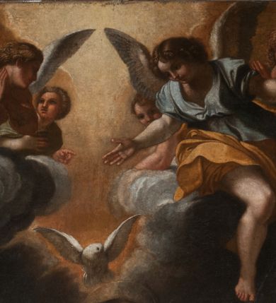 Zdjęcie nr 23: Obraz o kształcie stojącego prostokąta, ukazujący apoteozę św. Grzegorza Wielkiego. Kompozycja wielofigurowa, dwustrefowa. W dolnej strefie św. Grzegorz i aniołowie, w górnej gołębica Ducha Świętego i aniołowie na tle rozświetlonego  otwartego nieba. Pośrodku św. Grzegorz, ukazany w trzech czwartych, klęczy na czerwonej poduszce ze złotymi chwostami. Po jego lewej stronie, na pierwszym planie, stoi anioł wymownym gestem w lewej ręki wskazuje na modlącego się papieża. Po jego prawej stronie, nieco w głębi, klęczący anioł z dłońmi splecionymi na wysokości piersi.  Święty papież pochylony w lewą stronę, ręce wzniesione w geście oranta. Twarz pociągła, włosy ciemne, krótkie, odsłaniające uszy. Czoło wysokie, nos długi i prosty. Święty odziany w albę i purpurowy mucet ze złotą bordiurą. Anioł po lewej ukazany w dynamicznej pozie, w trzech czwartych. Lewa noga wyprostowana, prawa ugięta i uniesiona. Lewą ręką wskazuje na św. Grzegorza, prawa dłoń położona na piersi. Twarz okrągła, włosy krótkie, kręcone. Anioł odziany jest w krótką, błękitną tunikę, z krótkimi, szerokimi rękawami i brązowy płaszcz zarzucony na biodra. Anioł po lewej ukazany w pozycji klęczącej, w trzech czwartych, głowa odchylona. Ręce złożone na piersiach. Twarz pociągła, włosy krótkie, kręcone. Anioł odziany w beżową tunikę, opinająca ciało. W głębi po lewej widoczny fragment mensy ołtarza, na której tiara papieska. W górnej strefie grupa sześciu aniołów, siedzących na obłokach, w dynamicznych pozach, odzianych w rozwiane szaty. Dolna strefa ciemna, górna jasna, rozświetlona, chmury ciemne. W dolnej części obrazu nierozpoznany, częściowo zatarty herb lub gmerk z inicjałami wokół.