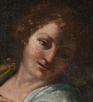 Zdjęcie nr 31: Obraz o kształcie stojącego prostokąta, ukazujący apoteozę św. Grzegorza Wielkiego. Kompozycja wielofigurowa, dwustrefowa. W dolnej strefie św. Grzegorz i aniołowie, w górnej gołębica Ducha Świętego i aniołowie na tle rozświetlonego  otwartego nieba. Pośrodku św. Grzegorz, ukazany w trzech czwartych, klęczy na czerwonej poduszce ze złotymi chwostami. Po jego lewej stronie, na pierwszym planie, stoi anioł wymownym gestem w lewej ręki wskazuje na modlącego się papieża. Po jego prawej stronie, nieco w głębi, klęczący anioł z dłońmi splecionymi na wysokości piersi.  Święty papież pochylony w lewą stronę, ręce wzniesione w geście oranta. Twarz pociągła, włosy ciemne, krótkie, odsłaniające uszy. Czoło wysokie, nos długi i prosty. Święty odziany w albę i purpurowy mucet ze złotą bordiurą. Anioł po lewej ukazany w dynamicznej pozie, w trzech czwartych. Lewa noga wyprostowana, prawa ugięta i uniesiona. Lewą ręką wskazuje na św. Grzegorza, prawa dłoń położona na piersi. Twarz okrągła, włosy krótkie, kręcone. Anioł odziany jest w krótką, błękitną tunikę, z krótkimi, szerokimi rękawami i brązowy płaszcz zarzucony na biodra. Anioł po lewej ukazany w pozycji klęczącej, w trzech czwartych, głowa odchylona. Ręce złożone na piersiach. Twarz pociągła, włosy krótkie, kręcone. Anioł odziany w beżową tunikę, opinająca ciało. W głębi po lewej widoczny fragment mensy ołtarza, na której tiara papieska. W górnej strefie grupa sześciu aniołów, siedzących na obłokach, w dynamicznych pozach, odzianych w rozwiane szaty. Dolna strefa ciemna, górna jasna, rozświetlona, chmury ciemne. W dolnej części obrazu nierozpoznany, częściowo zatarty herb lub gmerk z inicjałami wokół.