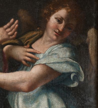 Zdjęcie nr 29: Obraz o kształcie stojącego prostokąta, ukazujący apoteozę św. Grzegorza Wielkiego. Kompozycja wielofigurowa, dwustrefowa. W dolnej strefie św. Grzegorz i aniołowie, w górnej gołębica Ducha Świętego i aniołowie na tle rozświetlonego  otwartego nieba. Pośrodku św. Grzegorz, ukazany w trzech czwartych, klęczy na czerwonej poduszce ze złotymi chwostami. Po jego lewej stronie, na pierwszym planie, stoi anioł wymownym gestem w lewej ręki wskazuje na modlącego się papieża. Po jego prawej stronie, nieco w głębi, klęczący anioł z dłońmi splecionymi na wysokości piersi.  Święty papież pochylony w lewą stronę, ręce wzniesione w geście oranta. Twarz pociągła, włosy ciemne, krótkie, odsłaniające uszy. Czoło wysokie, nos długi i prosty. Święty odziany w albę i purpurowy mucet ze złotą bordiurą. Anioł po lewej ukazany w dynamicznej pozie, w trzech czwartych. Lewa noga wyprostowana, prawa ugięta i uniesiona. Lewą ręką wskazuje na św. Grzegorza, prawa dłoń położona na piersi. Twarz okrągła, włosy krótkie, kręcone. Anioł odziany jest w krótką, błękitną tunikę, z krótkimi, szerokimi rękawami i brązowy płaszcz zarzucony na biodra. Anioł po lewej ukazany w pozycji klęczącej, w trzech czwartych, głowa odchylona. Ręce złożone na piersiach. Twarz pociągła, włosy krótkie, kręcone. Anioł odziany w beżową tunikę, opinająca ciało. W głębi po lewej widoczny fragment mensy ołtarza, na której tiara papieska. W górnej strefie grupa sześciu aniołów, siedzących na obłokach, w dynamicznych pozach, odzianych w rozwiane szaty. Dolna strefa ciemna, górna jasna, rozświetlona, chmury ciemne. W dolnej części obrazu nierozpoznany, częściowo zatarty herb lub gmerk z inicjałami wokół.