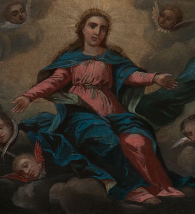 Zdjęcie nr 1: Obraz o kształcie leżącego owalu. Obraz przedstawia scenę Wniebowzięcia Najświętszej Marii Panny. Matka Boska ukazana jako siedząca na obłokach, z rozłożonymi na boki rękoma, w asyście anielskich putt, na tle obłoków i rozświetlonego  pośrodku nieba. Odziana jest w czerwoną suknię z długimi rękawami, przewiązaną w pasie, oraz niebieski płaszcz, zarzucony na ramiona i spięty na piersiach. Twarz owalna, z wydatnym nosem, okolona długimi jasnym włosami spływającymi na ramiona i plecy.  Wokół głowy gloria promienista.
