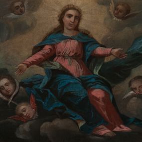 Zdjęcie nr 1: Obraz o kształcie leżącego owalu. Obraz przedstawia scenę Wniebowzięcia Najświętszej Marii Panny. Matka Boska ukazana jako siedząca na obłokach, z rozłożonymi na boki rękoma, w asyście anielskich putt, na tle obłoków i rozświetlonego  pośrodku nieba. Odziana jest w czerwoną suknię z długimi rękawami, przewiązaną w pasie, oraz niebieski płaszcz, zarzucony na ramiona i spięty na piersiach. Twarz owalna, z wydatnym nosem, okolona długimi jasnym włosami spływającymi na ramiona i plecy.  Wokół głowy gloria promienista.
