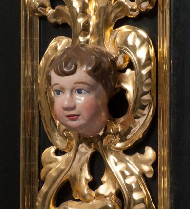 Zdjęcie nr 6: Nastawa ołtarzowa architektoniczna, jednokondygnacyjna, jednoosiowa. Pośrodku prostokątna nisza zwieńczona łukiem wklęsło-wypukłym ściętym, w bogato profilowanej, rzeźbionej i złoconej ramie zdobionej motywami roślinnymi. Nisza flankowana kolumnami o kompozytowych kapitelach, umieszczonymi na wysokich postumentach i na tle par wąskich prostokątnych płycin. Kolumny podtrzymują odcinki uproszczonego belkowania i gzyms, występujące nad podporami. Ponad gzymsem, w osiach kolumn odcinki przerwanego przyczółka. Predella zdobiona płyciną o kształcie prostokąta leżącego, z krótszymi bokami zamkniętymi łukiem nadwieszonym. We fryzie ponad kolumnami rozetki. Gzyms i naczółek zdobione akantem, rama rozetami i ornamentem roślinnym, konsole akantem i główkami puttów. Nisza ołtarza wtórnie wyłożona czerwonym aksamitem. W niej rzeźba Chrystus Ukrzyżowany. Mensa prostopadłościenna, z antepedium ujętym profilowaną ramą i zdobionym ukośną kratką, z motywami Arma Christi pośrodku oraz ażurowymi, złoconymi motywami liści w narożach. Ściany boczne ozdobione prostokątnymi płycinami. Na mensie tabernakulum drewniane, prostopadłościenne, jednoosiowe, jednokondygnacyjne. Ściana frontowa flankowana kanelowanymi pilastrami, wspierającymi uproszczone belkowanie. Pomiędzy nimi prostokątne, jednoskrzydłowe drzwiczki, ozdobione motywem złotego kielicha ze srebrną hostią, kłosami zbóż i winoroślą.  Po bokach tabernakulum rzeźby asystencyjne Matka Boska Bolesna i Św. Jan Ewangelista, ustawione na wysokich stojakach