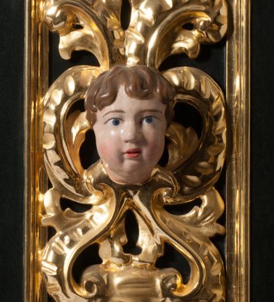 Zdjęcie nr 5: Nastawa ołtarzowa architektoniczna, jednokondygnacyjna, jednoosiowa. Pośrodku prostokątna nisza zwieńczona łukiem wklęsło-wypukłym ściętym, w bogato profilowanej, rzeźbionej i złoconej ramie zdobionej motywami roślinnymi. Nisza flankowana kolumnami o kompozytowych kapitelach, umieszczonymi na wysokich postumentach i na tle par wąskich prostokątnych płycin. Kolumny podtrzymują odcinki uproszczonego belkowania i gzyms, występujące nad podporami. Ponad gzymsem, w osiach kolumn odcinki przerwanego przyczółka. Predella zdobiona płyciną o kształcie prostokąta leżącego, z krótszymi bokami zamkniętymi łukiem nadwieszonym. We fryzie ponad kolumnami rozetki. Gzyms i naczółek zdobione akantem, rama rozetami i ornamentem roślinnym, konsole akantem i główkami puttów. Nisza ołtarza wtórnie wyłożona czerwonym aksamitem. W niej rzeźba Chrystus Ukrzyżowany. Mensa prostopadłościenna, z antepedium ujętym profilowaną ramą i zdobionym ukośną kratką, z motywami Arma Christi pośrodku oraz ażurowymi, złoconymi motywami liści w narożach. Ściany boczne ozdobione prostokątnymi płycinami. Na mensie tabernakulum drewniane, prostopadłościenne, jednoosiowe, jednokondygnacyjne. Ściana frontowa flankowana kanelowanymi pilastrami, wspierającymi uproszczone belkowanie. Pomiędzy nimi prostokątne, jednoskrzydłowe drzwiczki, ozdobione motywem złotego kielicha ze srebrną hostią, kłosami zbóż i winoroślą.  Po bokach tabernakulum rzeźby asystencyjne Matka Boska Bolesna i Św. Jan Ewangelista, ustawione na wysokich stojakach