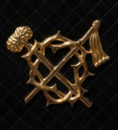 Zdjęcie nr 9: Nastawa ołtarzowa architektoniczna, jednokondygnacyjna, jednoosiowa. Pośrodku prostokątna nisza zwieńczona łukiem wklęsło-wypukłym ściętym, w bogato profilowanej, rzeźbionej i złoconej ramie zdobionej motywami roślinnymi. Nisza flankowana kolumnami o kompozytowych kapitelach, umieszczonymi na wysokich postumentach i na tle par wąskich prostokątnych płycin. Kolumny podtrzymują odcinki uproszczonego belkowania i gzyms, występujące nad podporami. Ponad gzymsem, w osiach kolumn odcinki przerwanego przyczółka. Predella zdobiona płyciną o kształcie prostokąta leżącego, z krótszymi bokami zamkniętymi łukiem nadwieszonym. We fryzie ponad kolumnami rozetki. Gzyms i naczółek zdobione akantem, rama rozetami i ornamentem roślinnym, konsole akantem i główkami puttów. Nisza ołtarza wtórnie wyłożona czerwonym aksamitem. W niej rzeźba Chrystus Ukrzyżowany. Mensa prostopadłościenna, z antepedium ujętym profilowaną ramą i zdobionym ukośną kratką, z motywami Arma Christi pośrodku oraz ażurowymi, złoconymi motywami liści w narożach. Ściany boczne ozdobione prostokątnymi płycinami. Na mensie tabernakulum drewniane, prostopadłościenne, jednoosiowe, jednokondygnacyjne. Ściana frontowa flankowana kanelowanymi pilastrami, wspierającymi uproszczone belkowanie. Pomiędzy nimi prostokątne, jednoskrzydłowe drzwiczki, ozdobione motywem złotego kielicha ze srebrną hostią, kłosami zbóż i winoroślą.  Po bokach tabernakulum rzeźby asystencyjne Matka Boska Bolesna i Św. Jan Ewangelista, ustawione na wysokich stojakach