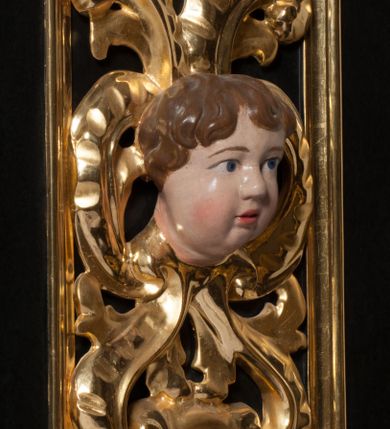 Zdjęcie nr 7: Nastawa ołtarzowa architektoniczna, jednokondygnacyjna, jednoosiowa. Pośrodku prostokątna nisza zwieńczona łukiem wklęsło-wypukłym ściętym, w bogato profilowanej, rzeźbionej i złoconej ramie zdobionej motywami roślinnymi. Nisza flankowana kolumnami o kompozytowych kapitelach, umieszczonymi na wysokich postumentach i na tle par wąskich prostokątnych płycin. Kolumny podtrzymują odcinki uproszczonego belkowania i gzyms, występujące nad podporami. Ponad gzymsem, w osiach kolumn odcinki przerwanego przyczółka. Predella zdobiona płyciną o kształcie prostokąta leżącego, z krótszymi bokami zamkniętymi łukiem nadwieszonym. We fryzie ponad kolumnami rozetki. Gzyms i naczółek zdobione akantem, rama rozetami i ornamentem roślinnym, konsole akantem i główkami puttów. Nisza ołtarza wtórnie wyłożona czerwonym aksamitem. W niej rzeźba Chrystus Ukrzyżowany. Mensa prostopadłościenna, z antepedium ujętym profilowaną ramą i zdobionym ukośną kratką, z motywami Arma Christi pośrodku oraz ażurowymi, złoconymi motywami liści w narożach. Ściany boczne ozdobione prostokątnymi płycinami. Na mensie tabernakulum drewniane, prostopadłościenne, jednoosiowe, jednokondygnacyjne. Ściana frontowa flankowana kanelowanymi pilastrami, wspierającymi uproszczone belkowanie. Pomiędzy nimi prostokątne, jednoskrzydłowe drzwiczki, ozdobione motywem złotego kielicha ze srebrną hostią, kłosami zbóż i winoroślą.  Po bokach tabernakulum rzeźby asystencyjne Matka Boska Bolesna i Św. Jan Ewangelista, ustawione na wysokich stojakach