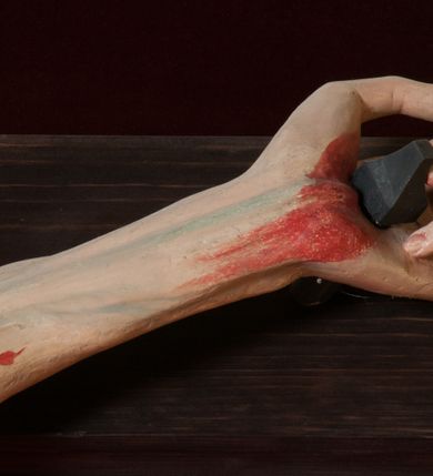 Zdjęcie nr 10: Chrystus, w typie Christo morto, rozpięty na drewnianym, prostym krzyżu łacińskim z titulusem z napisem INRI ujętym małżowiną. Chrystus przybity trzema gwoździami, w lekkim zwisie ciała i nogami ugiętymi w kolanach, ze stopami założonymi prawa na lewą. Na biodrach złocone, pofałdowane perizonium przytrzymywany sznurem; prawe biodro odsłonięte. Ciało smukłe, szczupłe, z wyraźnie zaznaczoną muskulaturą, ścięgnami i żebrami. Karnacja jasna ze strużkami krwi wypływającymi z ran. Głowa w koronie cierniowej, opuszczona i przechylona na prawy bark. Oczy zamknięte. Włosy brązowe, długie, kręcone, broda o rozdwojonych końcach. Na głowie korona cierniowa.