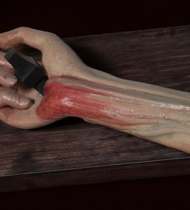 Zdjęcie nr 9: Chrystus, w typie Christo morto, rozpięty na drewnianym, prostym krzyżu łacińskim z titulusem z napisem INRI ujętym małżowiną. Chrystus przybity trzema gwoździami, w lekkim zwisie ciała i nogami ugiętymi w kolanach, ze stopami założonymi prawa na lewą. Na biodrach złocone, pofałdowane perizonium przytrzymywany sznurem; prawe biodro odsłonięte. Ciało smukłe, szczupłe, z wyraźnie zaznaczoną muskulaturą, ścięgnami i żebrami. Karnacja jasna ze strużkami krwi wypływającymi z ran. Głowa w koronie cierniowej, opuszczona i przechylona na prawy bark. Oczy zamknięte. Włosy brązowe, długie, kręcone, broda o rozdwojonych końcach. Na głowie korona cierniowa.