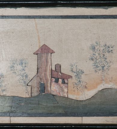 Zdjęcie nr 5: Tabernakulum na rzucie połowy ośmioboku, architektoniczne, na niskim postumencie, trójosiowe, dwudzielne (z wydzieloną gzymsem częścią cokołową), artykułowane kolumienkami o kapitelach kompozytowych oraz wolutami podtrzymującymi kompozytowe kapitele, na wybrzuszonych, zdwojonych cokołach. Belkowanie występujące nad podporami. Ścianka z drzwiczkami zamknięta łukiem półkolistym. Cokoliki, fryz i boczne ścianki tabernakulum zdobione suchym akantem. Drzwiczki jednoskrzydłowe (nowsze, pierwotne dwuskrzydłowe), srebrne, zdobione prostokątną płyciną, z romboidalnymi polami i spłaszczonymi kulami. W narożach stylizowany ornament roślinny. W centrum przedstawienie Chrystusa na krzyżu. Pola bocznych ścianek zdobione imitującymi szufladki mozaikowymi płycinami z różnobarwnych marmurów przedstawiającymi pejzaż z elementami architektury oraz płycinami wykładanymi jasnym drewnem. Pejzażowe płyciny w górnej części tabernakulum ujęte srebrnymi, odlewanymi i cyzelowanym ramkami. 
Na tabernakulum umieszczone antytetycznie rzeźby dwóch aniołów: pełnoplastyczne, w ujęciu całopostaciowym, wolnostojące. Anioł po lewej stronie ukazany jest w pozycji klęczącej, z profilu, pochylony do przodu. W rękach trzyma łódkę na kadzidło. Włosy brązowe, falowane, sięgające do ramion. Twarz pociągła, łukowato wygięte brwi, szeroko otwarte oczy, prosty nos, róż na policzkach. Skrzydła złote. Anioł odziany jest białą tunikę, z krótkimi rękawami i z cienkimi, pionowymi fałdami, załamującymi się na wysokości kolan. Stopy bose. Anioł po prawej ukazany jest w pozycji klęczącej, z profilu, pochylony do przodu. W rękach trzyma trybularz. Włosy brązowe, falowane, sięgające do ramion. Twarz pociągła, łukowato wygięte brwi, szeroko otwarte oczy, prosty nos, róż na policzkach. Skrzydła złote. Anioł odziany jest białą tunikę, z krótkimi rękawami i z cienkimi, pionowymi fałdami, załamującymi się na wysokości kolan. Stopy bose.