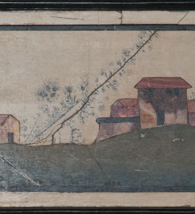 Zdjęcie nr 2: Tabernakulum na rzucie połowy ośmioboku, architektoniczne, na niskim postumencie, trójosiowe, dwudzielne (z wydzieloną gzymsem częścią cokołową), artykułowane kolumienkami o kapitelach kompozytowych oraz wolutami podtrzymującymi kompozytowe kapitele, na wybrzuszonych, zdwojonych cokołach. Belkowanie występujące nad podporami. Ścianka z drzwiczkami zamknięta łukiem półkolistym. Cokoliki, fryz i boczne ścianki tabernakulum zdobione suchym akantem. Drzwiczki jednoskrzydłowe (nowsze, pierwotne dwuskrzydłowe), srebrne, zdobione prostokątną płyciną, z romboidalnymi polami i spłaszczonymi kulami. W narożach stylizowany ornament roślinny. W centrum przedstawienie Chrystusa na krzyżu. Pola bocznych ścianek zdobione imitującymi szufladki mozaikowymi płycinami z różnobarwnych marmurów przedstawiającymi pejzaż z elementami architektury oraz płycinami wykładanymi jasnym drewnem. Pejzażowe płyciny w górnej części tabernakulum ujęte srebrnymi, odlewanymi i cyzelowanym ramkami. 
Na tabernakulum umieszczone antytetycznie rzeźby dwóch aniołów: pełnoplastyczne, w ujęciu całopostaciowym, wolnostojące. Anioł po lewej stronie ukazany jest w pozycji klęczącej, z profilu, pochylony do przodu. W rękach trzyma łódkę na kadzidło. Włosy brązowe, falowane, sięgające do ramion. Twarz pociągła, łukowato wygięte brwi, szeroko otwarte oczy, prosty nos, róż na policzkach. Skrzydła złote. Anioł odziany jest białą tunikę, z krótkimi rękawami i z cienkimi, pionowymi fałdami, załamującymi się na wysokości kolan. Stopy bose. Anioł po prawej ukazany jest w pozycji klęczącej, z profilu, pochylony do przodu. W rękach trzyma trybularz. Włosy brązowe, falowane, sięgające do ramion. Twarz pociągła, łukowato wygięte brwi, szeroko otwarte oczy, prosty nos, róż na policzkach. Skrzydła złote. Anioł odziany jest białą tunikę, z krótkimi rękawami i z cienkimi, pionowymi fałdami, załamującymi się na wysokości kolan. Stopy bose.