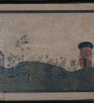Zdjęcie nr 14: Tabernakulum na rzucie połowy ośmioboku, architektoniczne, na niskim postumencie, trójosiowe, dwudzielne (z wydzieloną gzymsem częścią cokołową), artykułowane kolumienkami o kapitelach kompozytowych oraz wolutami podtrzymującymi kompozytowe kapitele, na wybrzuszonych, zdwojonych cokołach. Belkowanie występujące nad podporami. Ścianka z drzwiczkami zamknięta łukiem półkolistym. Cokoliki, fryz i boczne ścianki tabernakulum zdobione suchym akantem. Drzwiczki jednoskrzydłowe (nowsze, pierwotne dwuskrzydłowe), srebrne, zdobione prostokątną płyciną, z romboidalnymi polami i spłaszczonymi kulami. W narożach stylizowany ornament roślinny. W centrum przedstawienie Chrystusa na krzyżu. Pola bocznych ścianek zdobione imitującymi szufladki mozaikowymi płycinami z różnobarwnych marmurów przedstawiającymi pejzaż z elementami architektury oraz płycinami wykładanymi jasnym drewnem. Pejzażowe płyciny w górnej części tabernakulum ujęte srebrnymi, odlewanymi i cyzelowanym ramkami. 
Na tabernakulum umieszczone antytetycznie rzeźby dwóch aniołów: pełnoplastyczne, w ujęciu całopostaciowym, wolnostojące. Anioł po lewej stronie ukazany jest w pozycji klęczącej, z profilu, pochylony do przodu. W rękach trzyma łódkę na kadzidło. Włosy brązowe, falowane, sięgające do ramion. Twarz pociągła, łukowato wygięte brwi, szeroko otwarte oczy, prosty nos, róż na policzkach. Skrzydła złote. Anioł odziany jest białą tunikę, z krótkimi rękawami i z cienkimi, pionowymi fałdami, załamującymi się na wysokości kolan. Stopy bose. Anioł po prawej ukazany jest w pozycji klęczącej, z profilu, pochylony do przodu. W rękach trzyma trybularz. Włosy brązowe, falowane, sięgające do ramion. Twarz pociągła, łukowato wygięte brwi, szeroko otwarte oczy, prosty nos, róż na policzkach. Skrzydła złote. Anioł odziany jest białą tunikę, z krótkimi rękawami i z cienkimi, pionowymi fałdami, załamującymi się na wysokości kolan. Stopy bose.