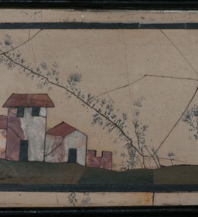 Zdjęcie nr 15: Tabernakulum na rzucie połowy ośmioboku, architektoniczne, na niskim postumencie, trójosiowe, dwudzielne (z wydzieloną gzymsem częścią cokołową), artykułowane kolumienkami o kapitelach kompozytowych oraz wolutami podtrzymującymi kompozytowe kapitele, na wybrzuszonych, zdwojonych cokołach. Belkowanie występujące nad podporami. Ścianka z drzwiczkami zamknięta łukiem półkolistym. Cokoliki, fryz i boczne ścianki tabernakulum zdobione suchym akantem. Drzwiczki jednoskrzydłowe (nowsze, pierwotne dwuskrzydłowe), srebrne, zdobione prostokątną płyciną, z romboidalnymi polami i spłaszczonymi kulami. W narożach stylizowany ornament roślinny. W centrum przedstawienie Chrystusa na krzyżu. Pola bocznych ścianek zdobione imitującymi szufladki mozaikowymi płycinami z różnobarwnych marmurów przedstawiającymi pejzaż z elementami architektury oraz płycinami wykładanymi jasnym drewnem. Pejzażowe płyciny w górnej części tabernakulum ujęte srebrnymi, odlewanymi i cyzelowanym ramkami. 
Na tabernakulum umieszczone antytetycznie rzeźby dwóch aniołów: pełnoplastyczne, w ujęciu całopostaciowym, wolnostojące. Anioł po lewej stronie ukazany jest w pozycji klęczącej, z profilu, pochylony do przodu. W rękach trzyma łódkę na kadzidło. Włosy brązowe, falowane, sięgające do ramion. Twarz pociągła, łukowato wygięte brwi, szeroko otwarte oczy, prosty nos, róż na policzkach. Skrzydła złote. Anioł odziany jest białą tunikę, z krótkimi rękawami i z cienkimi, pionowymi fałdami, załamującymi się na wysokości kolan. Stopy bose. Anioł po prawej ukazany jest w pozycji klęczącej, z profilu, pochylony do przodu. W rękach trzyma trybularz. Włosy brązowe, falowane, sięgające do ramion. Twarz pociągła, łukowato wygięte brwi, szeroko otwarte oczy, prosty nos, róż na policzkach. Skrzydła złote. Anioł odziany jest białą tunikę, z krótkimi rękawami i z cienkimi, pionowymi fałdami, załamującymi się na wysokości kolan. Stopy bose.