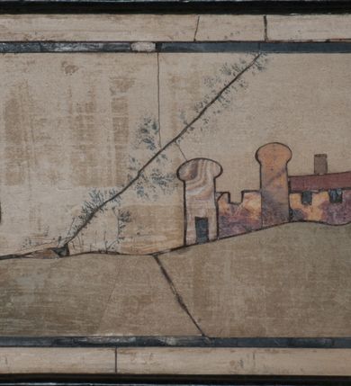 Zdjęcie nr 17: Tabernakulum na rzucie połowy ośmioboku, architektoniczne, na niskim postumencie, trójosiowe, dwudzielne (z wydzieloną gzymsem częścią cokołową), artykułowane kolumienkami o kapitelach kompozytowych oraz wolutami podtrzymującymi kompozytowe kapitele, na wybrzuszonych, zdwojonych cokołach. Belkowanie występujące nad podporami. Ścianka z drzwiczkami zamknięta łukiem półkolistym. Cokoliki, fryz i boczne ścianki tabernakulum zdobione suchym akantem. Drzwiczki jednoskrzydłowe (nowsze, pierwotne dwuskrzydłowe), srebrne, zdobione prostokątną płyciną, z romboidalnymi polami i spłaszczonymi kulami. W narożach stylizowany ornament roślinny. W centrum przedstawienie Chrystusa na krzyżu. Pola bocznych ścianek zdobione imitującymi szufladki mozaikowymi płycinami z różnobarwnych marmurów przedstawiającymi pejzaż z elementami architektury oraz płycinami wykładanymi jasnym drewnem. Pejzażowe płyciny w górnej części tabernakulum ujęte srebrnymi, odlewanymi i cyzelowanym ramkami. 
Na tabernakulum umieszczone antytetycznie rzeźby dwóch aniołów: pełnoplastyczne, w ujęciu całopostaciowym, wolnostojące. Anioł po lewej stronie ukazany jest w pozycji klęczącej, z profilu, pochylony do przodu. W rękach trzyma łódkę na kadzidło. Włosy brązowe, falowane, sięgające do ramion. Twarz pociągła, łukowato wygięte brwi, szeroko otwarte oczy, prosty nos, róż na policzkach. Skrzydła złote. Anioł odziany jest białą tunikę, z krótkimi rękawami i z cienkimi, pionowymi fałdami, załamującymi się na wysokości kolan. Stopy bose. Anioł po prawej ukazany jest w pozycji klęczącej, z profilu, pochylony do przodu. W rękach trzyma trybularz. Włosy brązowe, falowane, sięgające do ramion. Twarz pociągła, łukowato wygięte brwi, szeroko otwarte oczy, prosty nos, róż na policzkach. Skrzydła złote. Anioł odziany jest białą tunikę, z krótkimi rękawami i z cienkimi, pionowymi fałdami, załamującymi się na wysokości kolan. Stopy bose.