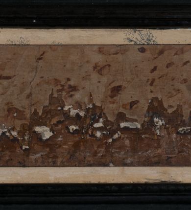 Zdjęcie nr 16: Tabernakulum na rzucie połowy ośmioboku, architektoniczne, na niskim postumencie, trójosiowe, dwudzielne (z wydzieloną gzymsem częścią cokołową), artykułowane kolumienkami o kapitelach kompozytowych oraz wolutami podtrzymującymi kompozytowe kapitele, na wybrzuszonych, zdwojonych cokołach. Belkowanie występujące nad podporami. Ścianka z drzwiczkami zamknięta łukiem półkolistym. Cokoliki, fryz i boczne ścianki tabernakulum zdobione suchym akantem. Drzwiczki jednoskrzydłowe (nowsze, pierwotne dwuskrzydłowe), srebrne, zdobione prostokątną płyciną, z romboidalnymi polami i spłaszczonymi kulami. W narożach stylizowany ornament roślinny. W centrum przedstawienie Chrystusa na krzyżu. Pola bocznych ścianek zdobione imitującymi szufladki mozaikowymi płycinami z różnobarwnych marmurów przedstawiającymi pejzaż z elementami architektury oraz płycinami wykładanymi jasnym drewnem. Pejzażowe płyciny w górnej części tabernakulum ujęte srebrnymi, odlewanymi i cyzelowanym ramkami. 
Na tabernakulum umieszczone antytetycznie rzeźby dwóch aniołów: pełnoplastyczne, w ujęciu całopostaciowym, wolnostojące. Anioł po lewej stronie ukazany jest w pozycji klęczącej, z profilu, pochylony do przodu. W rękach trzyma łódkę na kadzidło. Włosy brązowe, falowane, sięgające do ramion. Twarz pociągła, łukowato wygięte brwi, szeroko otwarte oczy, prosty nos, róż na policzkach. Skrzydła złote. Anioł odziany jest białą tunikę, z krótkimi rękawami i z cienkimi, pionowymi fałdami, załamującymi się na wysokości kolan. Stopy bose. Anioł po prawej ukazany jest w pozycji klęczącej, z profilu, pochylony do przodu. W rękach trzyma trybularz. Włosy brązowe, falowane, sięgające do ramion. Twarz pociągła, łukowato wygięte brwi, szeroko otwarte oczy, prosty nos, róż na policzkach. Skrzydła złote. Anioł odziany jest białą tunikę, z krótkimi rękawami i z cienkimi, pionowymi fałdami, załamującymi się na wysokości kolan. Stopy bose.